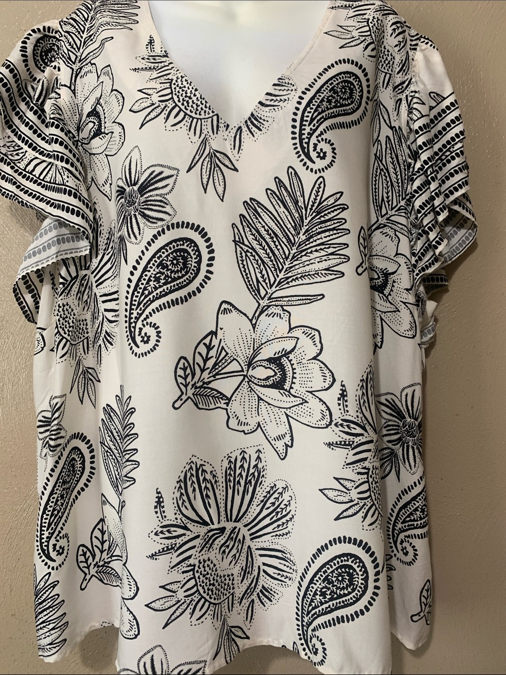 Rachel Zoe size 3X Off White V-Neck Tunic with Black Floral Paisley Print